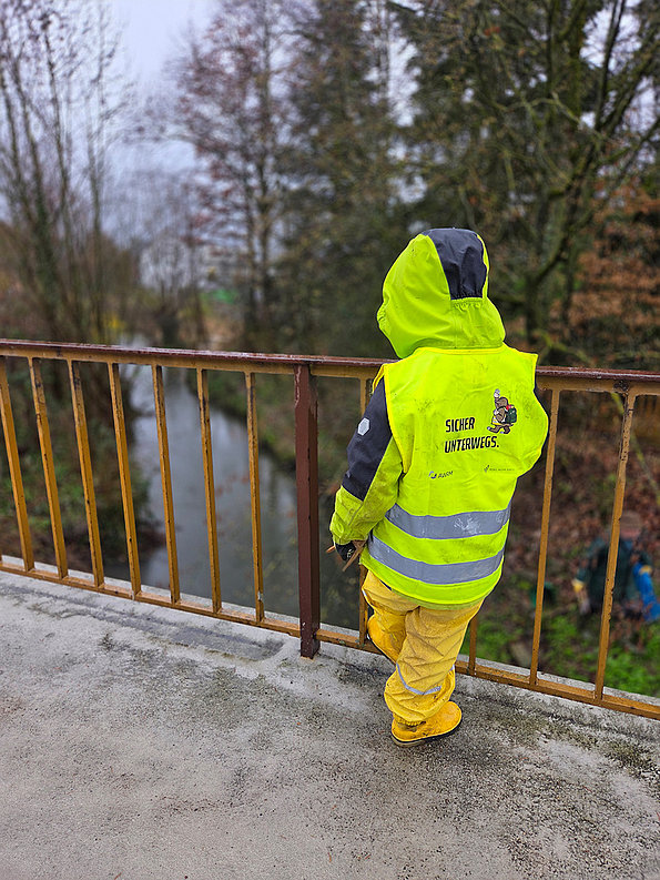 Kind mit AWRM Warnweste von hinten