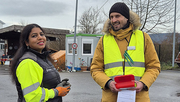 Zwei Mitarbeitende der AWRM auf dem Wertstoffhof in Waiblingen