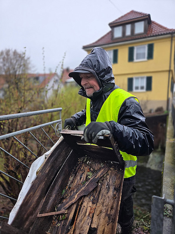 Kreisputzete Winnenden Teilnehmer mit Holzkiste