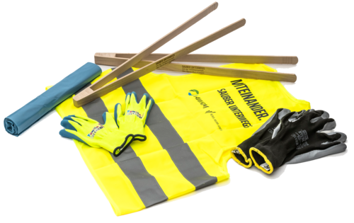 Ausrüstung für die Kreisputzete: Warnweste, Handschuhe, Müllsäcke und Holzgreifzangen mit dem Aufdruck ‚Sauber unterwegs‘.