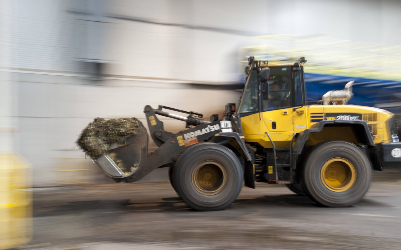 Bagger fährt auf der BVA