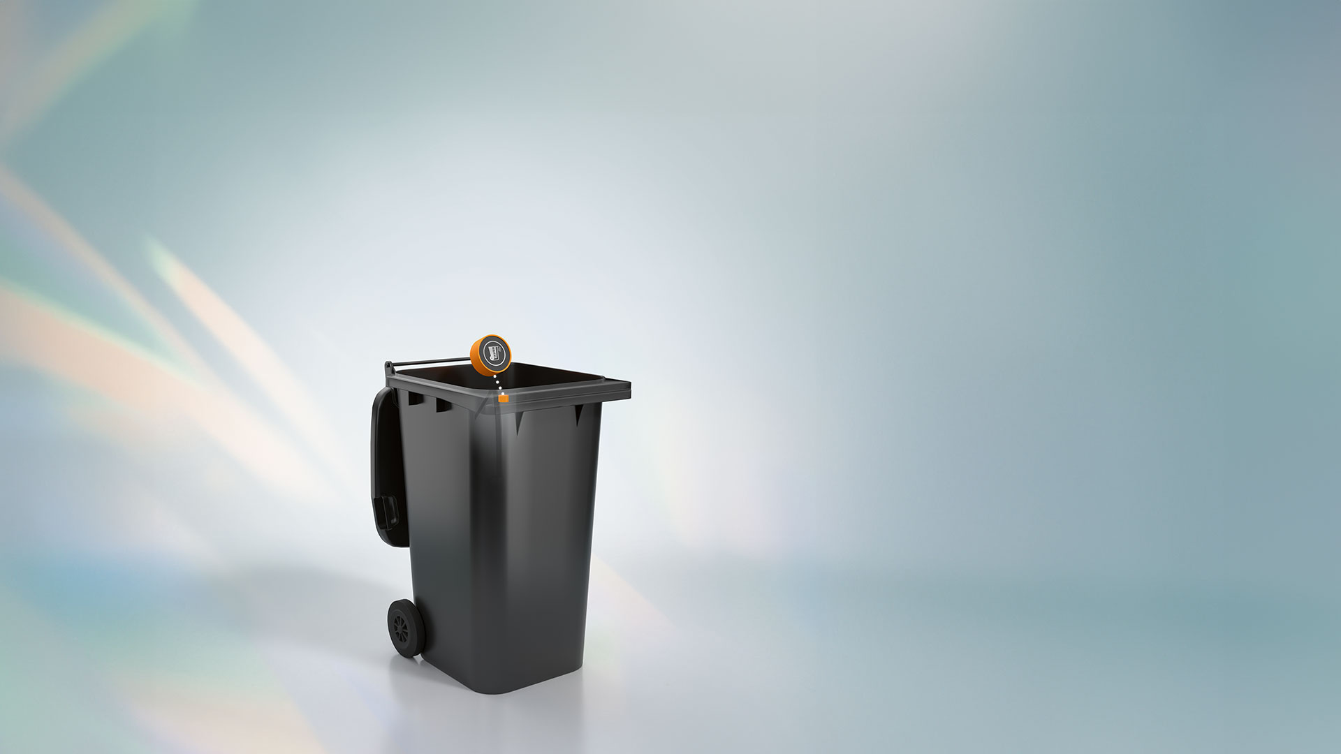 Schwarze Mülltonne mit einem Chip vor hellem Hintergrund.